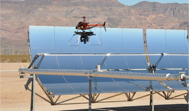 Un drone inspecte un concentrateur d'énergie solaire