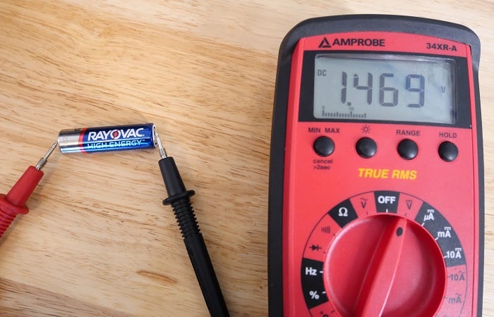 Figure 2. Cette batterie, qui représente un circuit « ouvert » simple, a certainement encore une tension, mais aucun courant.