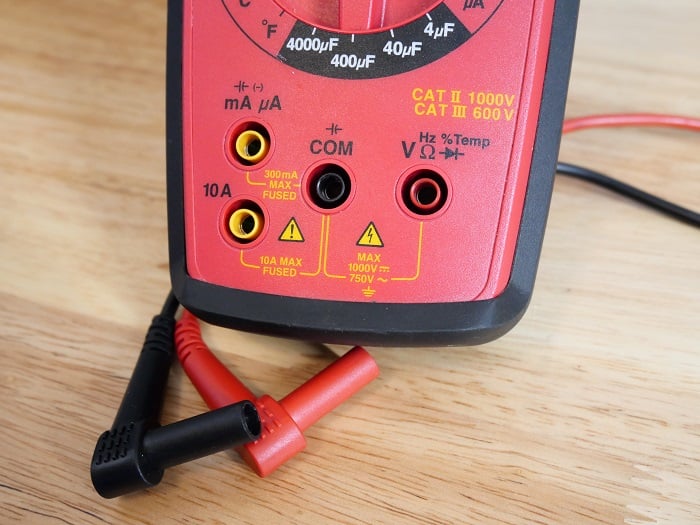 Figure 1. Deux sondes de test sont essentielles pour mesurer la tension, contrairement aux mesures de pression, auxquelles la tension est souvent assimilée.