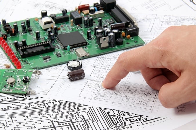 Cartes de circuits électroniques sur le fond d'un schéma électronique