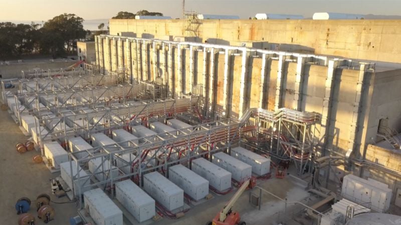 L'installation de stockage d'énergie de Moss Landing de Vistra est parmi les plus grands projets de stockage par batteries de Californie