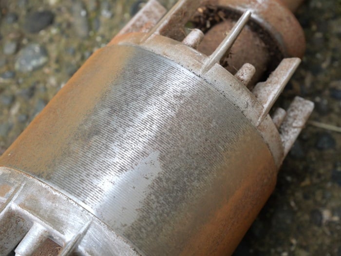  Figure 1. Le rotor d'un moteur. Ce rotor, bien que hors service depuis longtemps et rouillé, est créé en fer afin de répondre à la magnétisation des bobines du moteur.
