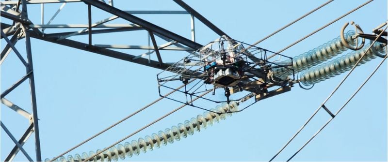 Un drone fixe un capteur DLR à une ligne de transmission